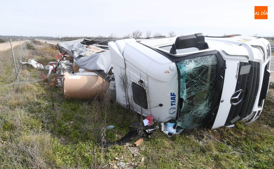 Herido un camionero de 59 años al volcar en la A-62 a la altura de La Ponderosa