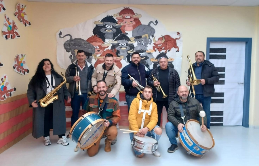 Miembros de las charangas llevan el espíritu carnavalero a la Escuela Infantil