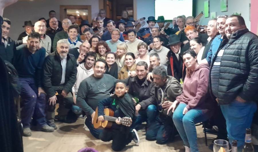 La Rondalla III Columnas se acerca a tocar a Dios le Guarde