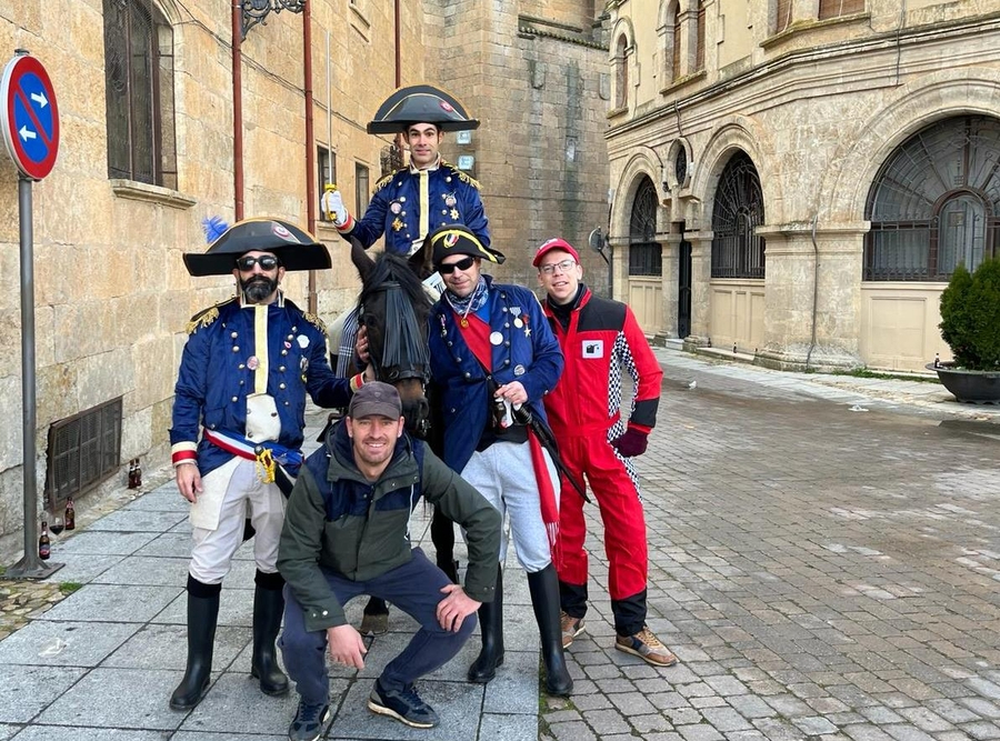 Los Napoleones a caballo, o el ‘pack’ del ‘Carnaval Universitario’, en la última galería del Carnaval