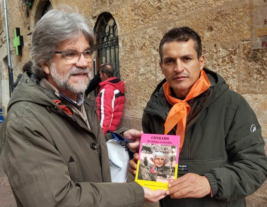 Jerónimo Sandoval fue obsequiado con el libro sobre Conrado de Ángel Sánchez Peinado