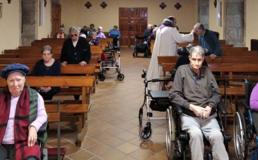 Usuarios de la Residencia Mixta reciben la ceniza