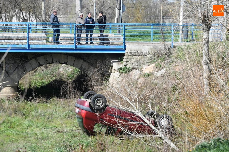 Espectacular salida y vuelco de un vehículo hacia el Regato Bodón de Ciudad Rodrigo