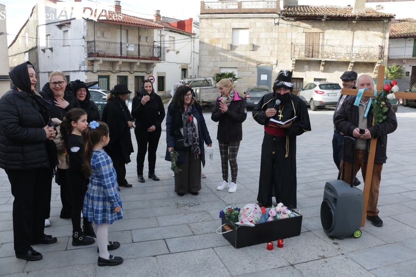 Un divertido entierro de la sardina pone fin al Carnaval en Villarino