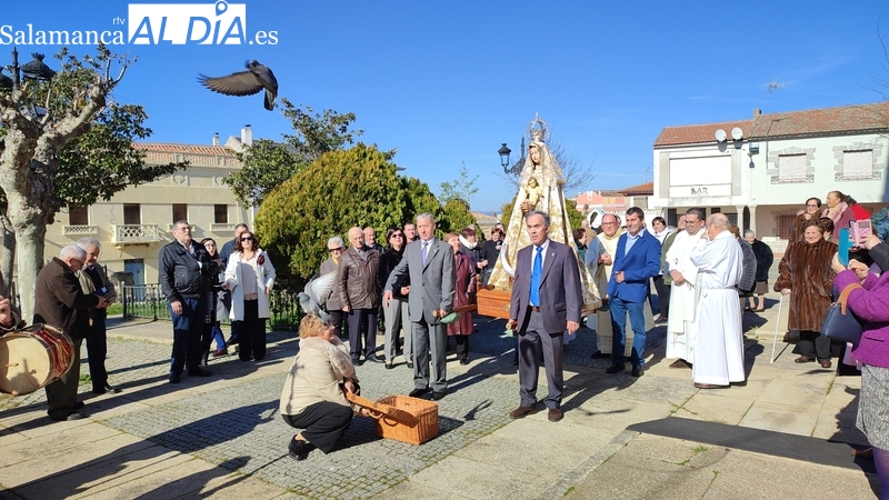 La Fregeneda celebra Las Candelas con la suelta de palomas para pedir paz en el mundo