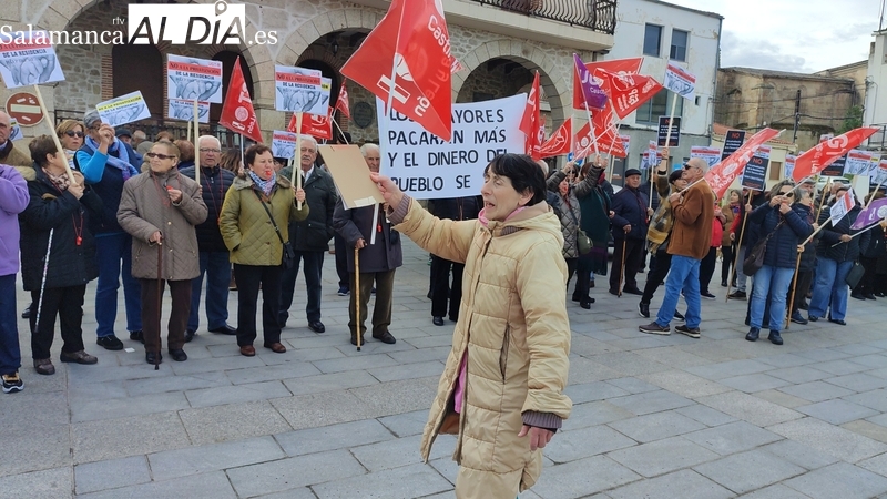 Vecinos, usuarios y trabajadoras rechazan en Villarino la privatización de la residencia de mayores