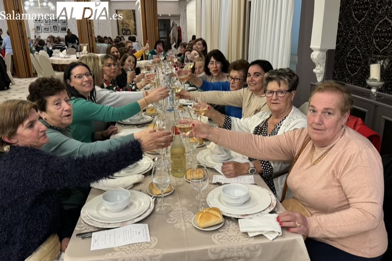 Multitud de mujeres de la comarca brindar en honor a Santa Águeda en torno a la mesa