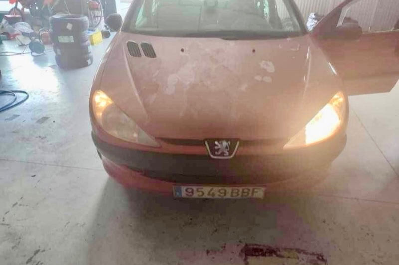 Gran movilización para localizar un coche robado a la puerta de una vivienda en Peñarandilla