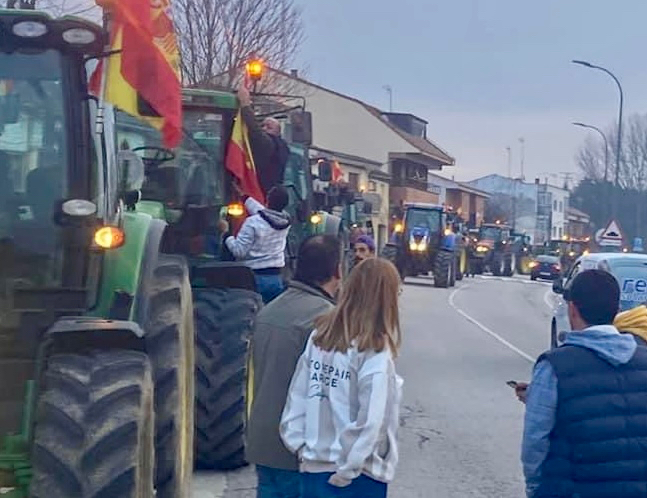Más de un centenar de tractores de la comarca de Peñaranda se unen a las protestas por las políticas agrarias 