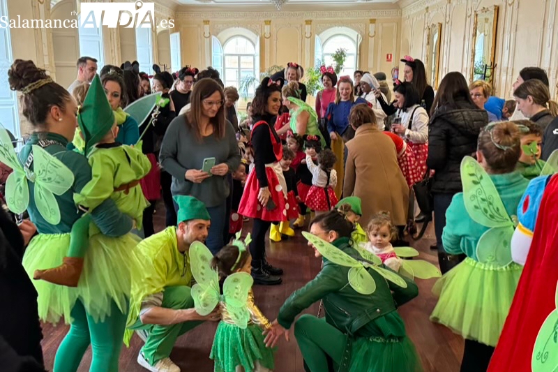 Diversión y disfraces protagonizan la fiesta de carnaval del CEI Gloria Fuertes