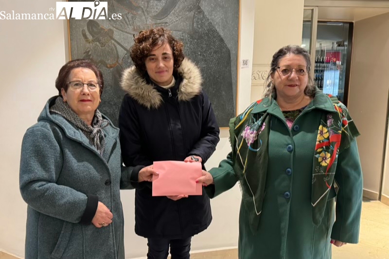 Las aguederas de Peñaranda donan 460 euros para aerscyl recaudados gracias a la colaboración vecinal en su gran chocolatada
