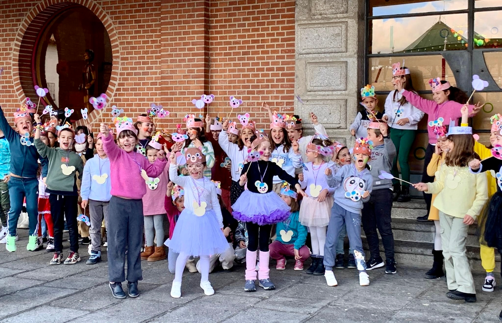 Multitudinaria bienvenida a las ‘Mañanas Carnavaleras’ en la sala infantil de la biblioteca