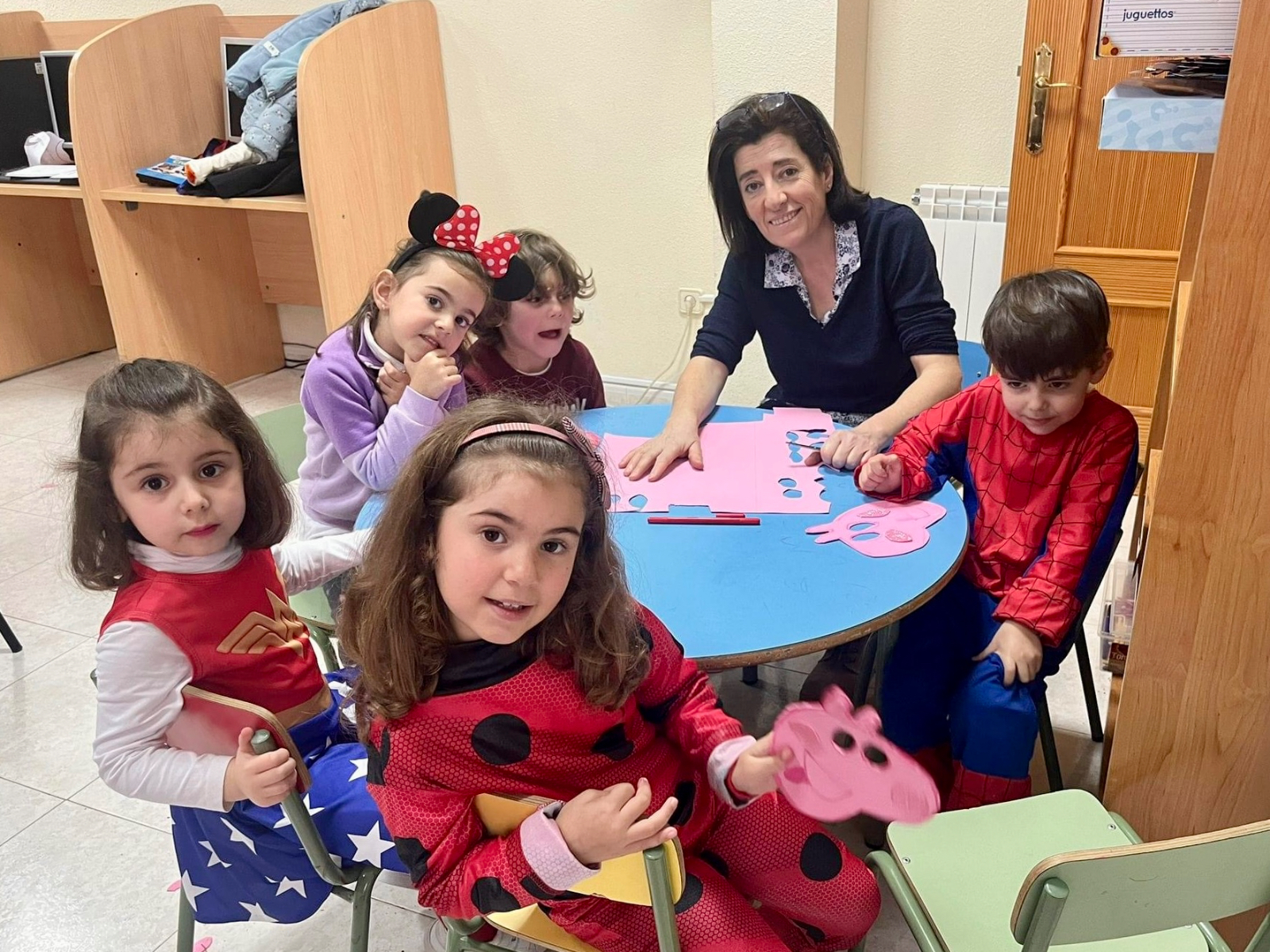 Un Taller infantil de máscaras y una animada ‘merendola’ protagonizan junto a decenas de pequeños el lunes de carnaval en Villoria
