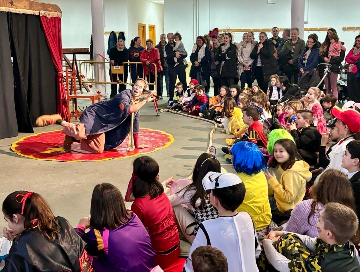 Chocolatada y teatro circense animan una gran tarde de carnaval en Villoria