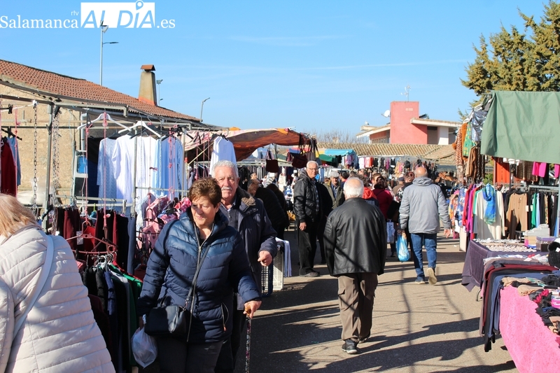 Las altas temperaturas facilitan una excelente afluencia de público al mercadillo de Trabanca
