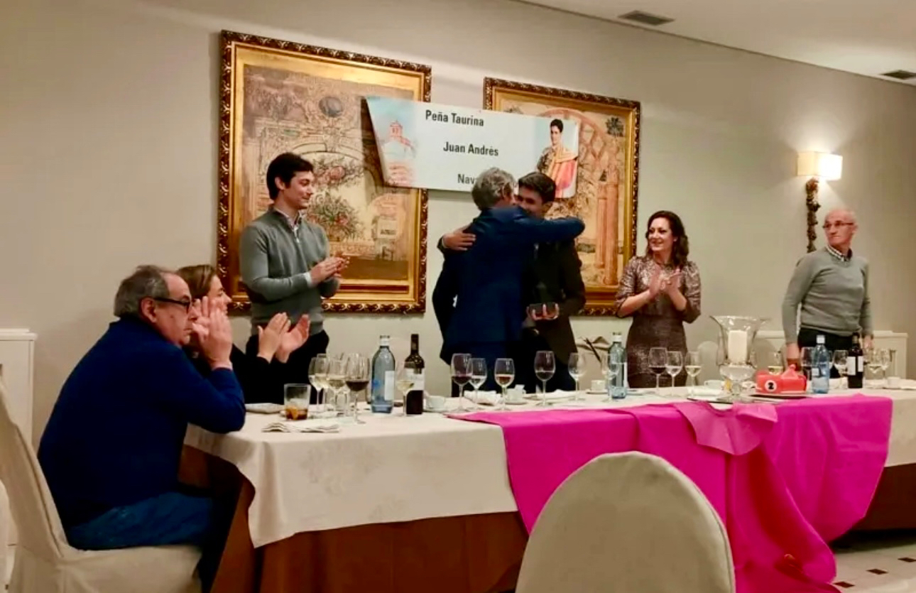 La peña taurina Juan Andrés González finaliza su actividad con una cena y entregando su último premio