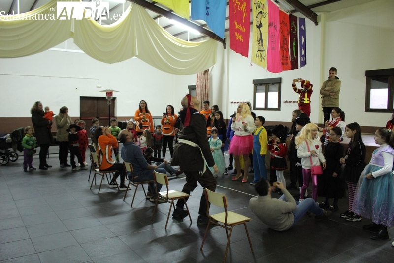 El mal tiempo no impide a los niños de Yecla de Yeltes vivir el Carnaval