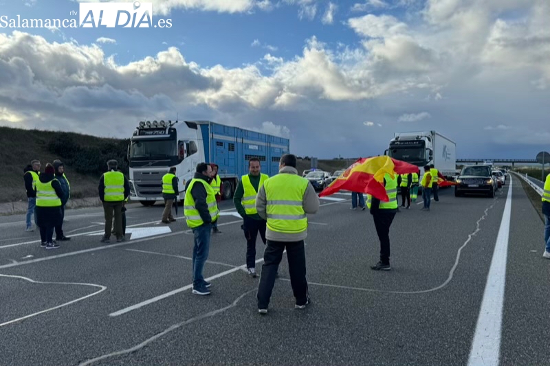 Los agricultores se manifiestan una vez más en la A-50 en Peñaranda organizando nuevos cortes de tráfico