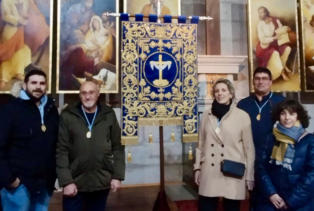 La cofradía Vera Cruz hace realidad la llegada de su nuevo Estandarte gracias al apoyo vecinal