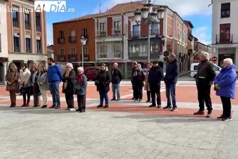 Silencio y aplausos en Peñaranda y en apoyo a las víctimas del incendio de Valencia