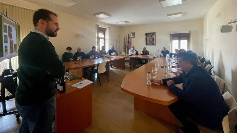 Bodegueros, viticultores y comercializadores de vino analizan en Villarino variedades minoritarias de vid en Arribes