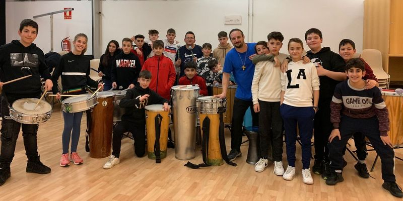 El taller de percusión de Cibercarba marca el ritmo para iniciar el Carnaval en Carbajosa de la Sagrada