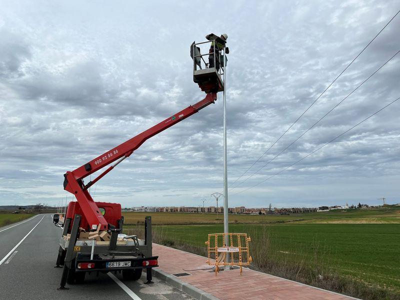 Instalación del alumbrado público en la carretera de Navahonda
