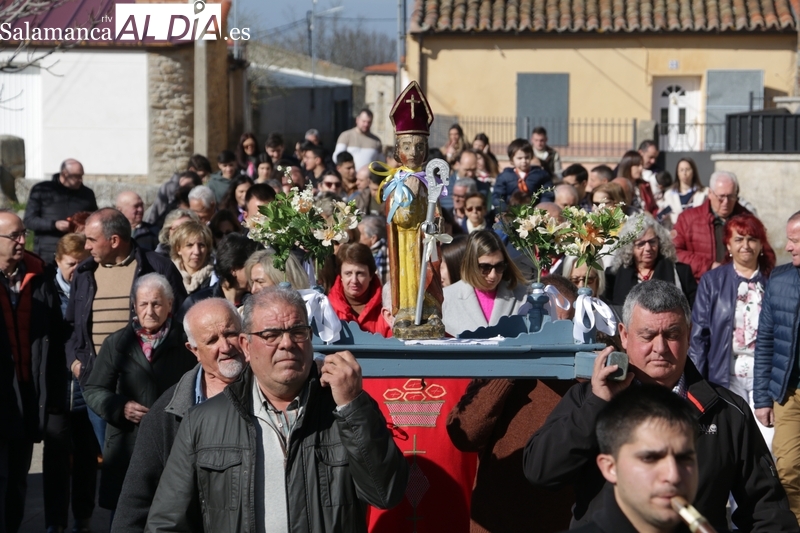 Los vecinos de Peralejos de Abajo celebran San Blas con actos religiosos, comida y el humor de Félix El Gato