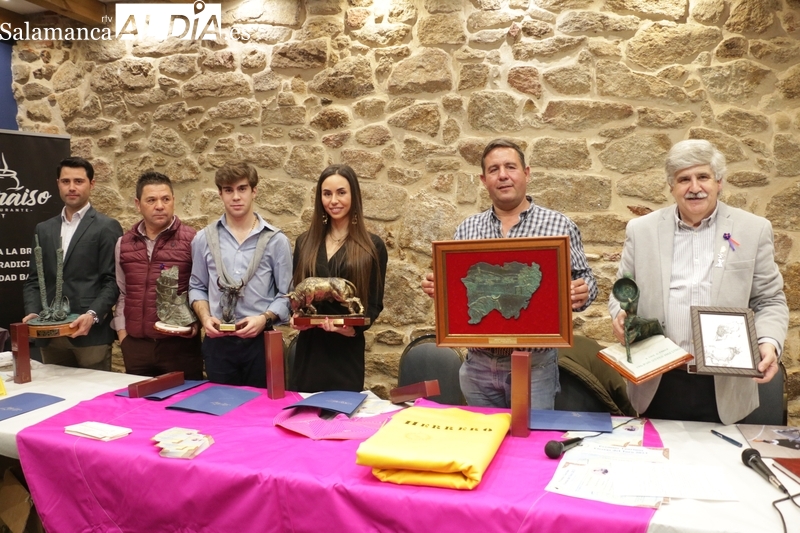 La Fiesta homenajea a la Peña La Taurina en sus premios de plata de las Fiestas del Toro de Aldeadávila