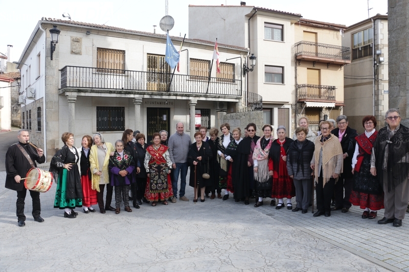 Amparo Vicente Martín recibe del alcalde de Mieza el bastón de mando municipal