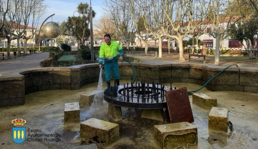 En proceso de limpieza todas las fuentes del núcleo urbano de Ciudad Rodrigo
