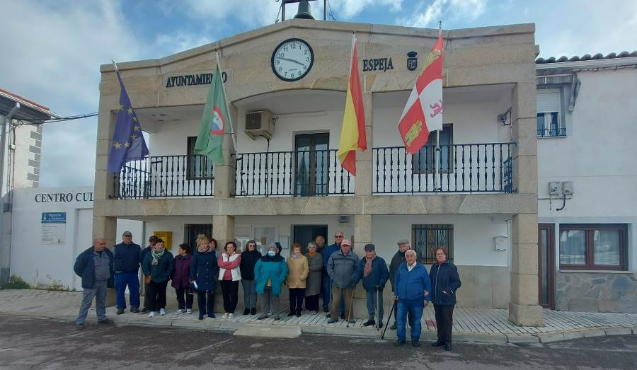 Vecinos y concejales de Espeja transmiten su apoyo a los afectados por el fuego en Valencia