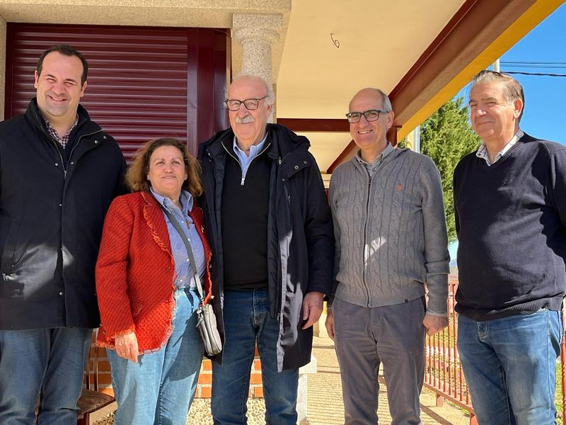 Vicente del Bosque y representantes de la Diputación en la Fiesta de la Matanza en Sorihuela