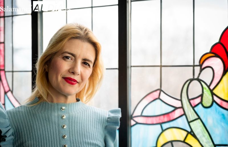 Descubrimos en Salamanca a la artista de CyL que pinta vestidos y expone en N. York, Dubai, París...