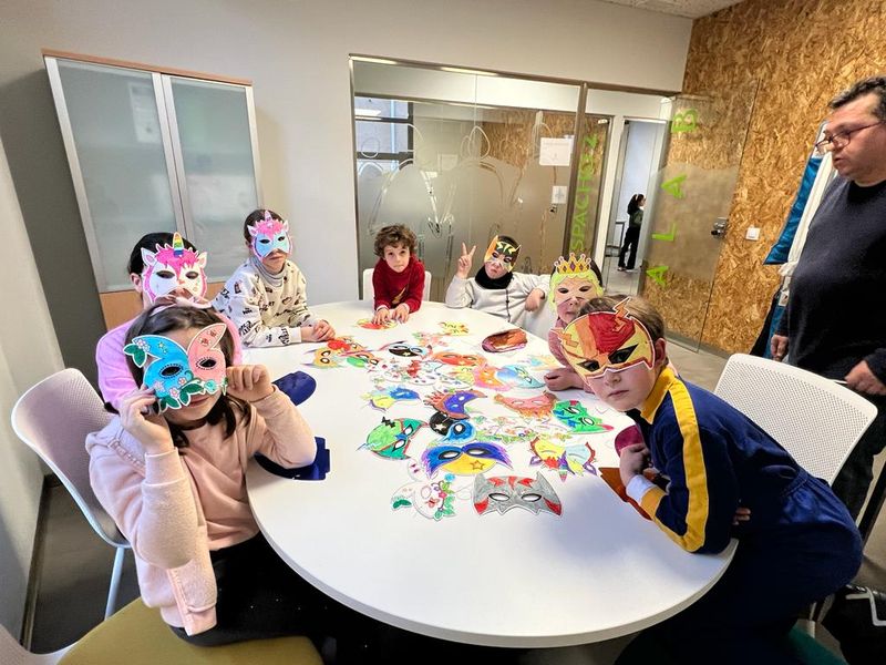 Un centenar de niños, jóvenes y mayores de Carbajosa diseñan sus máscaras y complementos 