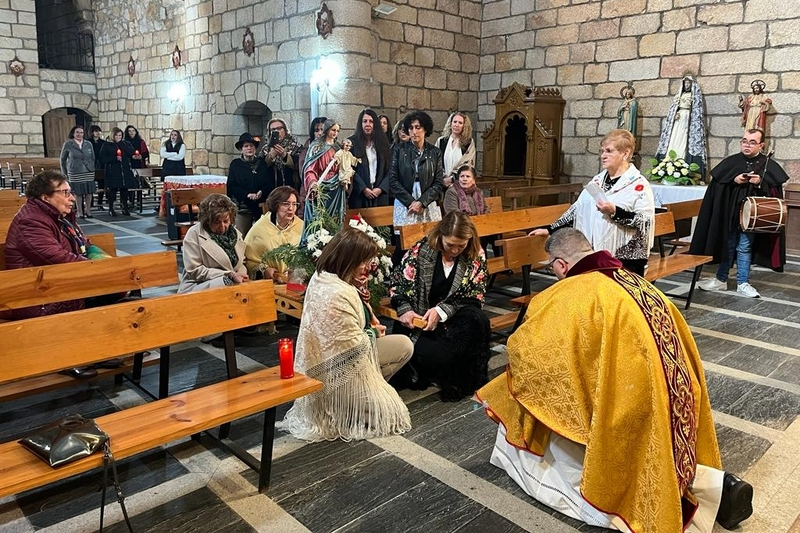 Las mujeres de Saucelle celebran Santa Águeda con degustaciones, baile y actos religiosos  