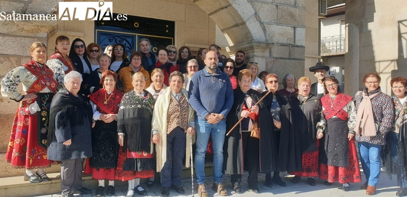 Las mujeres de Vilvestre reciben el bastón de mando municipal