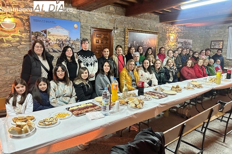 Consuelo Sánchez dirige a las águedas en Guadramiro con el bastón municipal