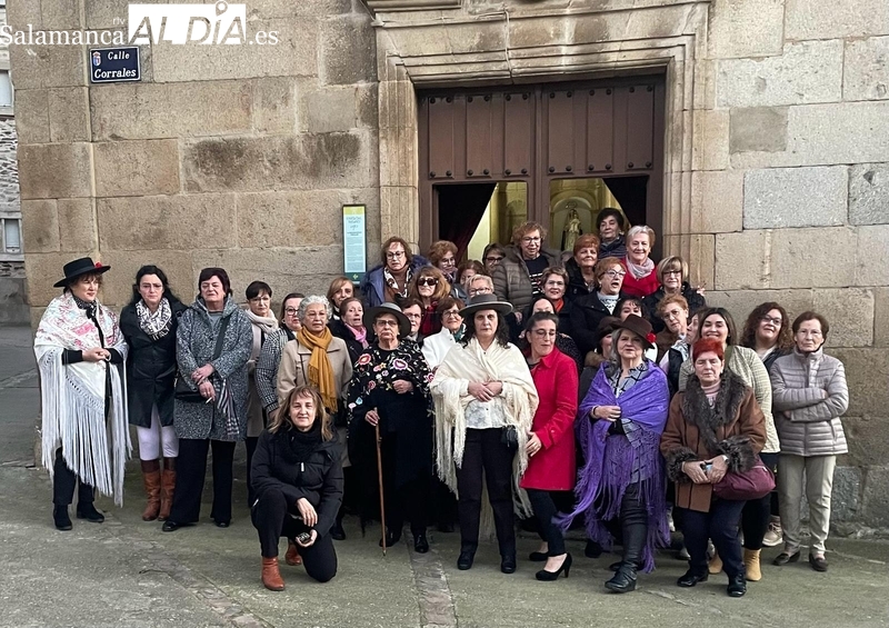 Las mujeres de San Felices de los Gallegos celebran Santa Águeda con misa, convite y baile