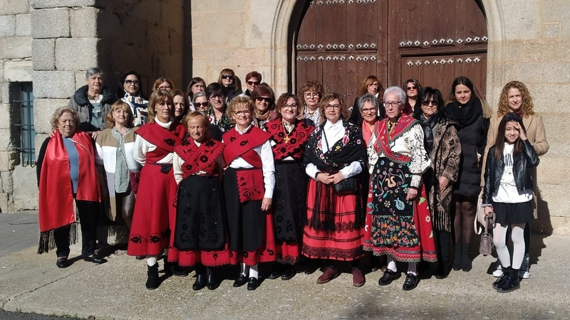Las mujeres de Villaseco de los Reyes celebran la fiesta de las àguedas seis años después