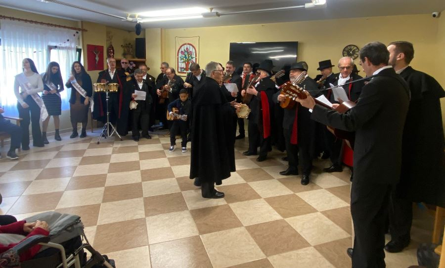 La Rondalla III Columnas se acerca a las residencias mirobrigenses