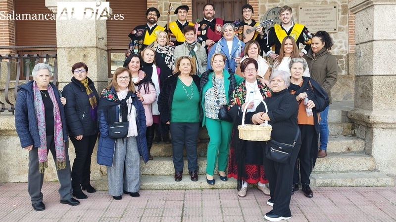Lucía Grande Benito recibe del alcalde de Villarino el bastón de mando municipal