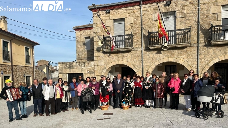 Paqui Rebollo recibe el bastón de mando municipal como aguedesa mayor de Barruecopardo