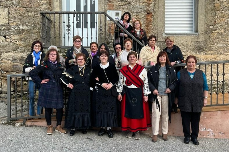 Las mujeres de Cabeza del Caballo animan las calles con bailes charros y trajes tradicionales