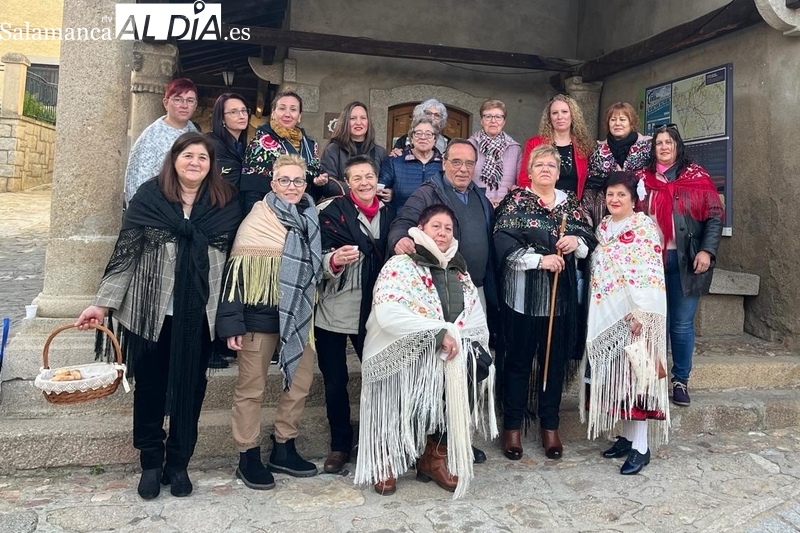 María Jesús Hernández recibe de manos del alcalde de Hinojosa de Duero el bastón de mando municipal