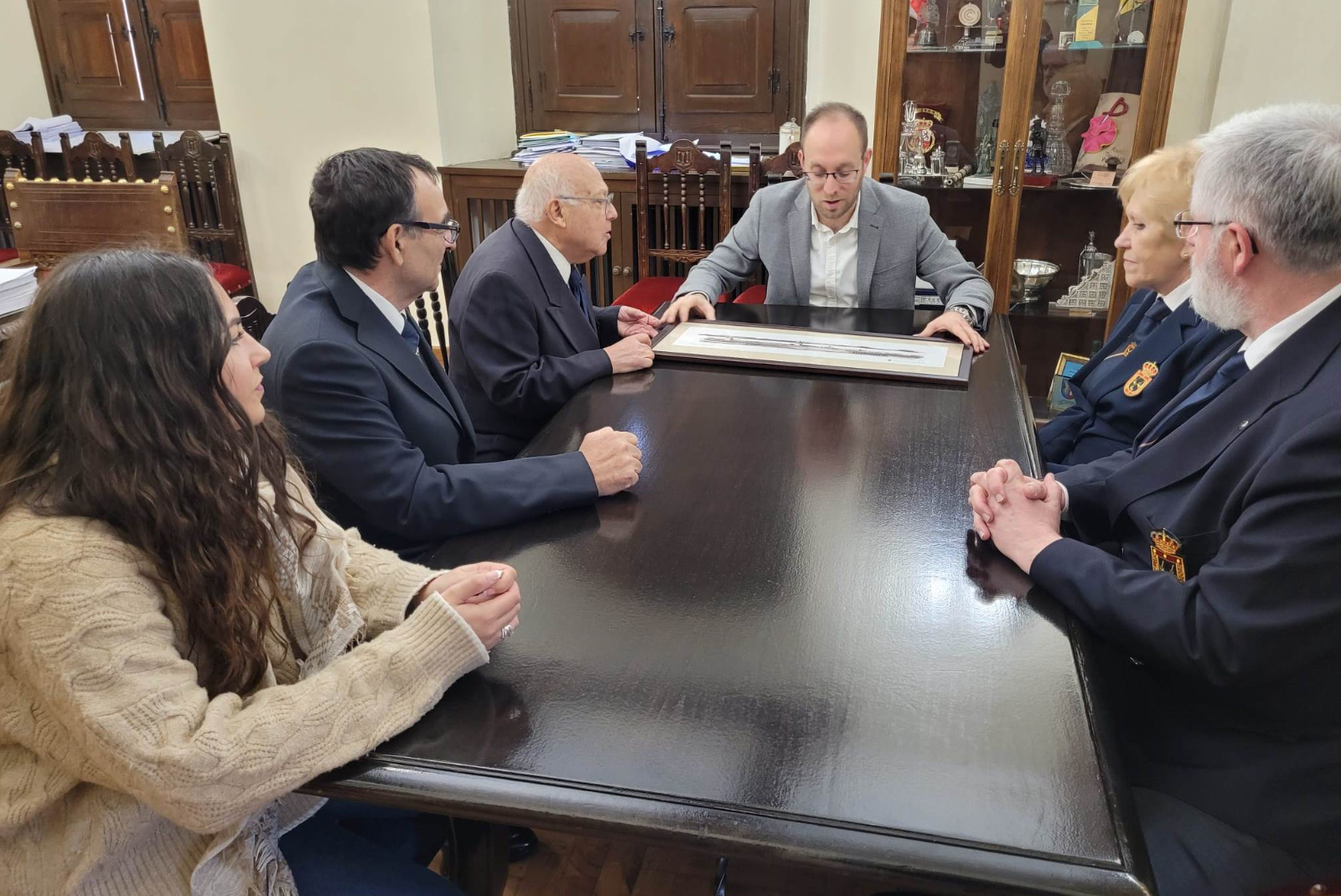 Integrantes de la Asociación de Militares Veteranos de Salamanca visitan el Ayuntamiento