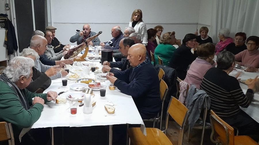 Los vecinos de Cipérez toman un aperitivo el Jueves Merendero