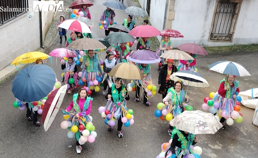 Las mujeres de Mieza celebran el Domingo de Carnaval cantando bajo la lluvia