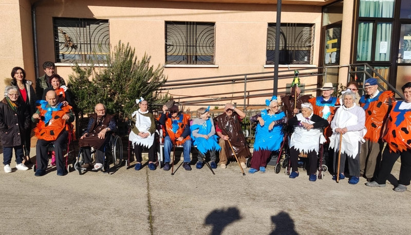 Los mayores de la residencia municipal de Almendra se visten de Carnaval