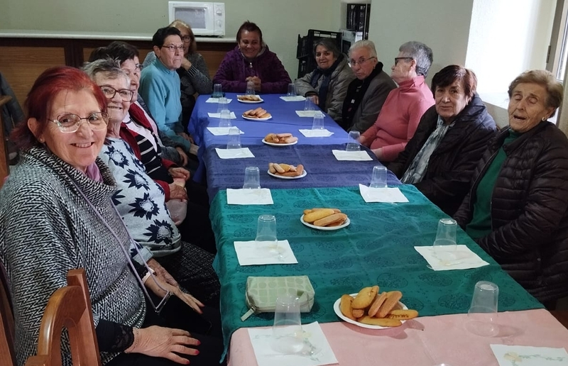 Las mujeres de Bermellar celebran el Martes de Carnaval con chocolate y bizcochos